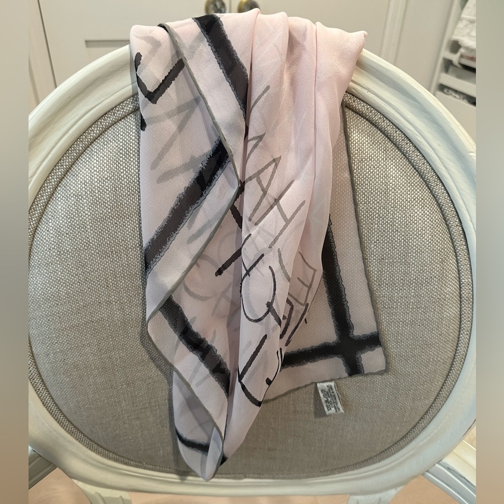 Chanel vintage 100% silk scarf like new - Picture 4 of 8